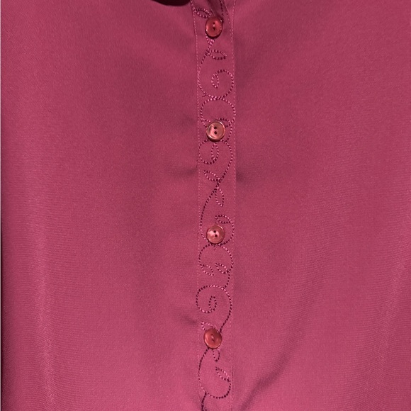 Sag Harbor Women's Fuschia front Button-Up Blouse Size Small 100% Polyester - Picture 3 of 13